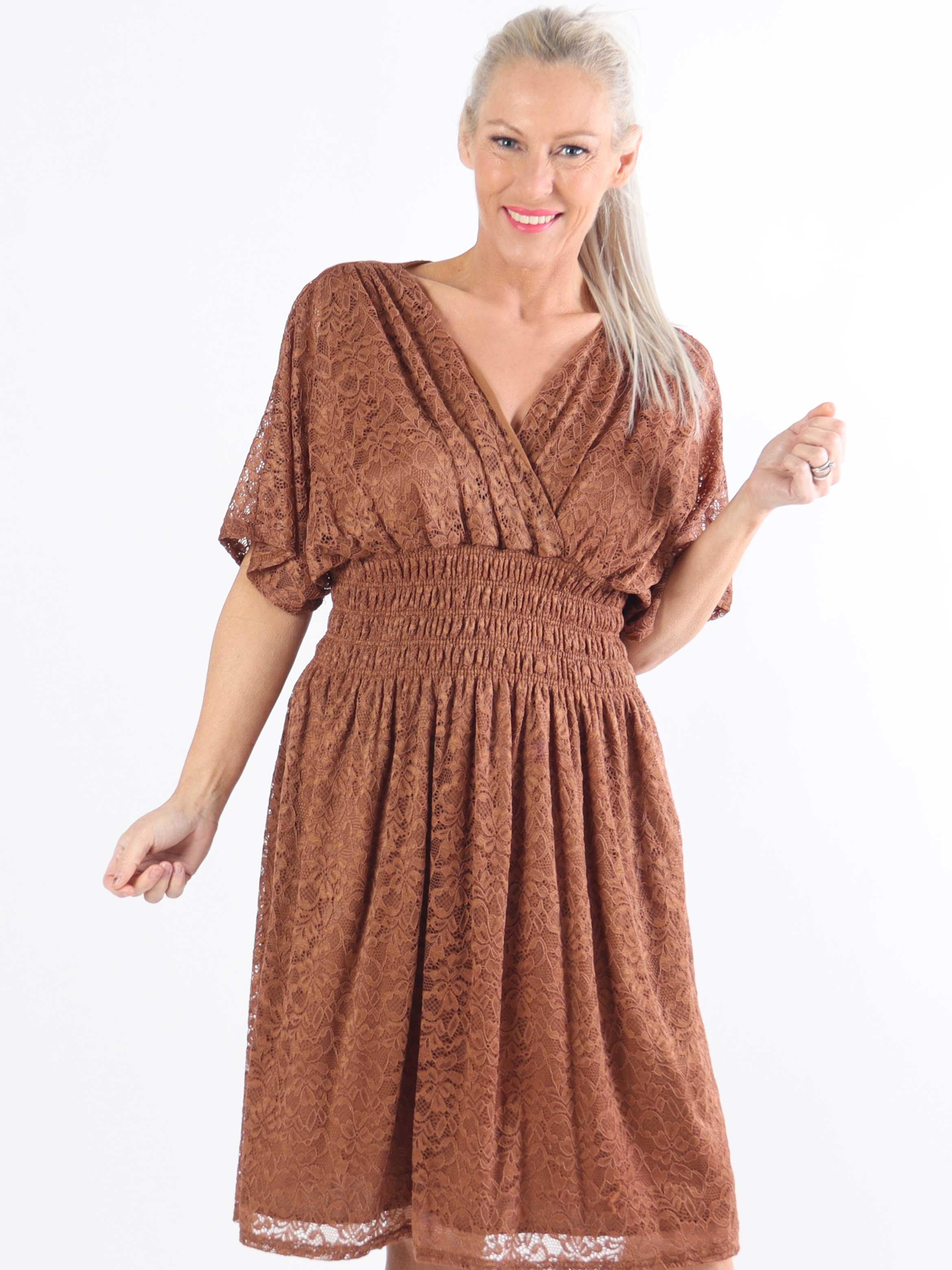 Pams Lace Short S/S - Kort plus size blondekjole med korte ærmer